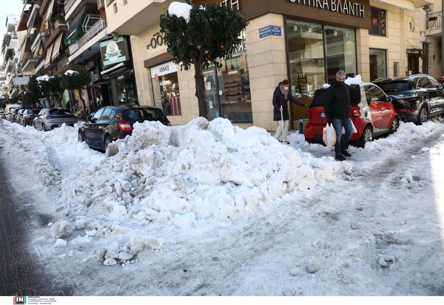 “Μάχη” στα απροσπέλαστα στενά της Αττικής – Οι εκκλήσεις στους κατοίκους και η… φωτιά μέσα στο χιόνι