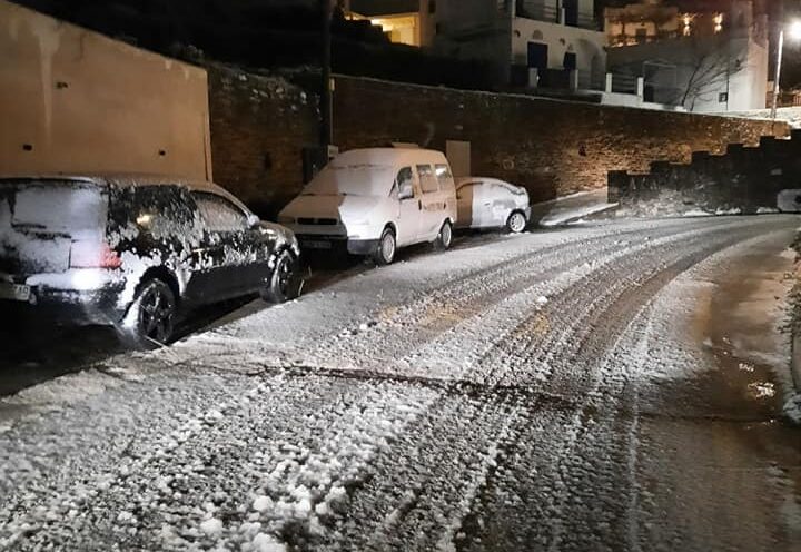 Η κακοκαιρία “Ελπίς” σαρώνει τις Κυκλάδες: Ντύθηκαν στα “λευκά” Άνδρος και Τήνος – ΦΩΤΟ