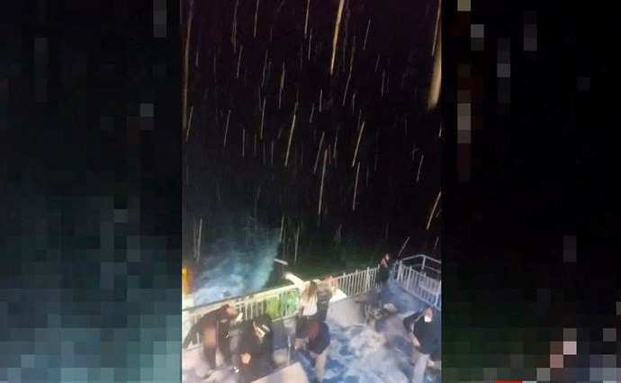Κακοκαιρία “Ελπίς”: Έπαιξαν χιονοπόλεμο στο κατάστρωμα του πλοίου ενώ ταξίδευαν – ΒΙΝΤΕΟ