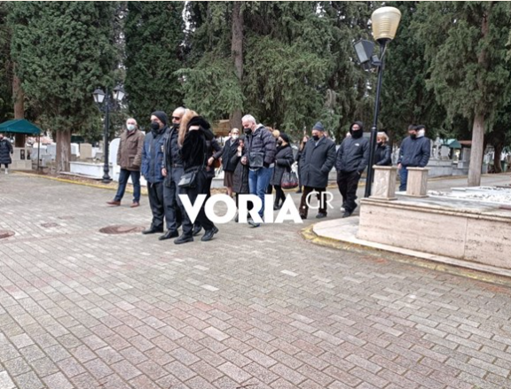 Βέροια: Με λευκά γαρίφαλα το τελευταίο αντίο στον 19χρονο Άλκη