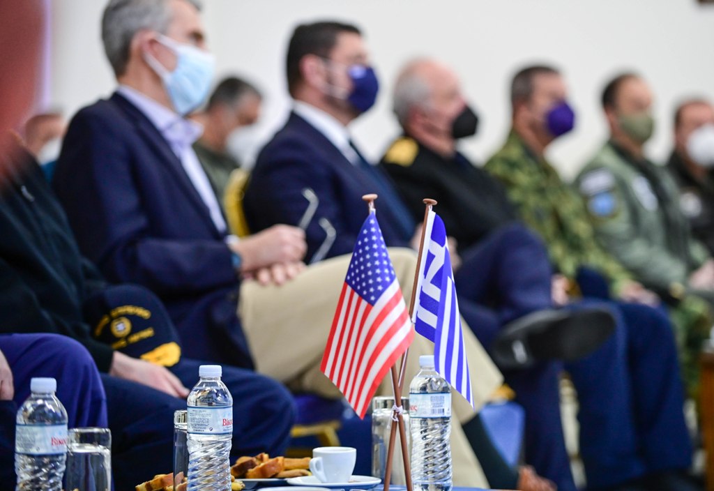 Helo Dunker: Έλληνες και Αμερικανοί εκπαιδεύονται σε Σχολείο Διαφυγής από βυθιζόμενο ελικόπτερο