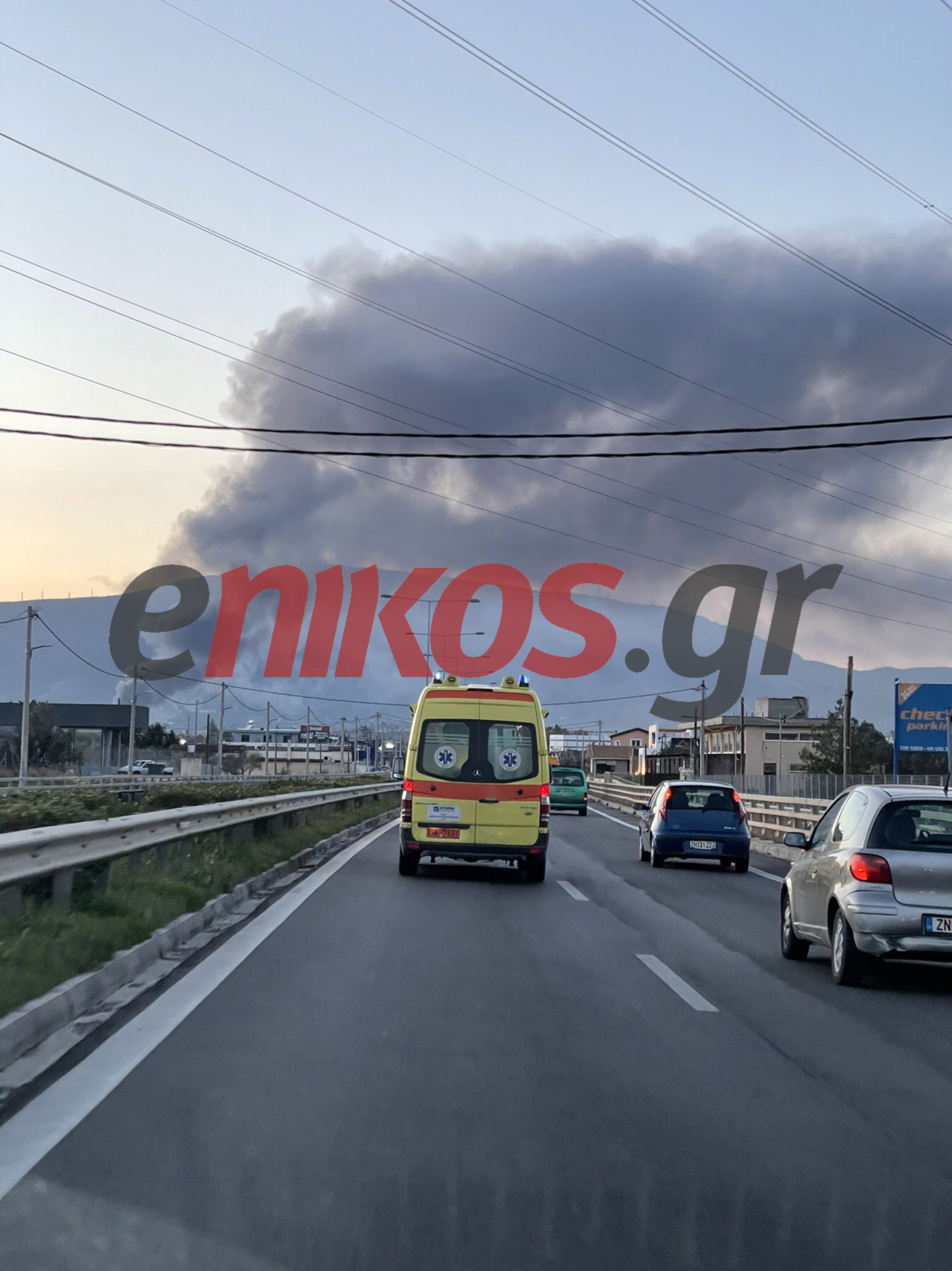 Οι πρώτες εικόνες από τη μεγάλη φωτιά σε αποθήκη στο Κορωπί – ΦΩΤΟ αναγνώστη