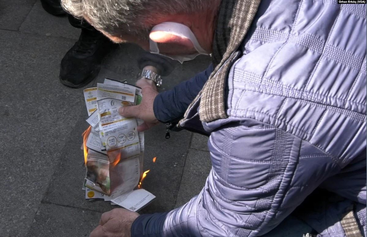 Τουρκία: Καίνε τους λογαριασμούς ρεύματος οι πολίτες – Τα σεντούκια και τις λίρες “βάζει στο μάτι” ο Ερντογάν