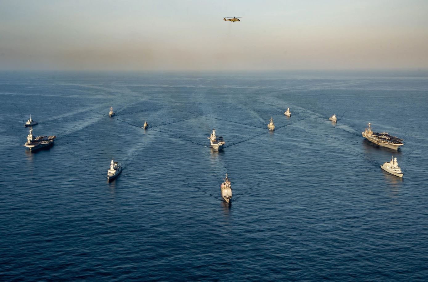 Συνωστισμός αεροπλανοφόρων δυτικά της Κεφαλλονιάς με «σκιά» την φρεγάτα ΑΔΡΙΑΣ – Και ελληνικά F-16 στις ασκήσεις