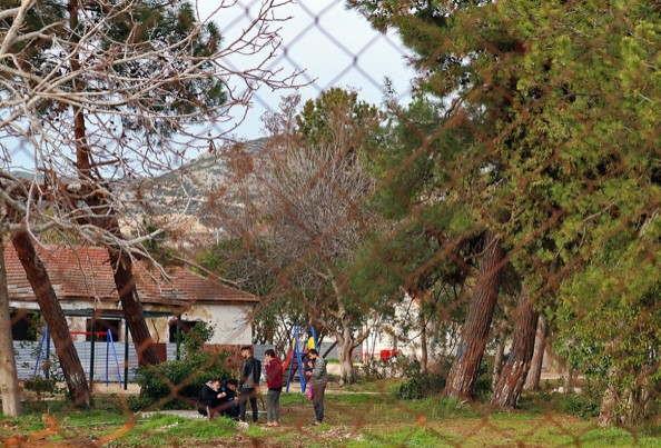 Σοκ στην Καβάλα: Άνδρας 20 ετών κρεμάστηκε από ένα δέντρο στη Δομή Προσφύγων