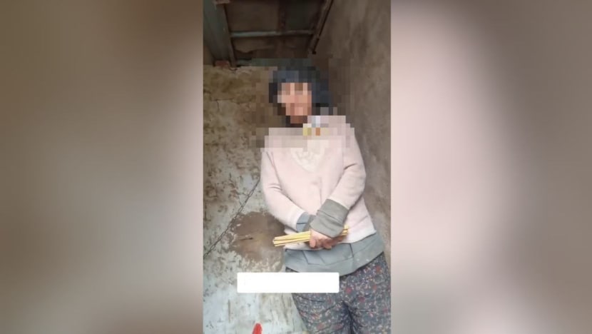 Κίνα: Το εξοργιστικό βίντεο με την μητέρα που βρέθηκε αλυσοδεμένη σε αποθήκη – Συνελήφθη ο σύζυγός της