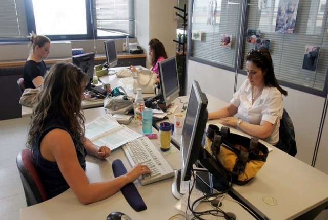 “Παγώνει” το μπόνους παραγωγικότητας σε δημόσιους υπαλλήλους