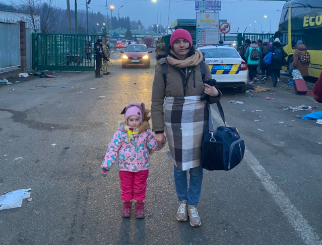 Η φωτογραφία της ημέρας: “Ευχαριστώ κ. Πούτιν που με έκανες πρόσφυγα”