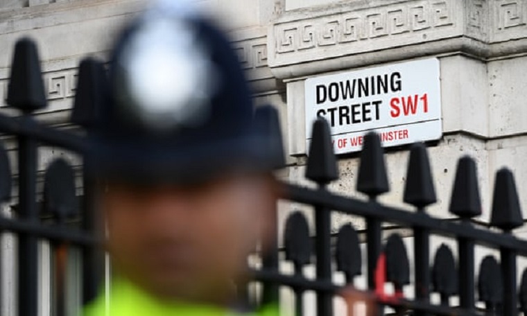 Συναγερμός στο Λονδίνο: Συνελήφθη άνδρας με μαχαίρι κοντά στην Ντάουνινγκ Στριτ