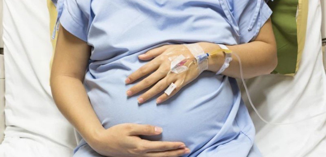 Κορονοϊός: Κατέληξε 19χρονη ανεμβολίαστη λεχώνα – Υγιές το μωρό της