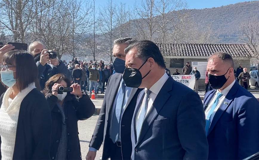 Άδωνις Γεωργιάδης: «Θερμή» υποδοχή στην Καστοριά – «Τα βγάζεις πέρα με μισθό υπουργού» – ΒΙΝΤΕΟ