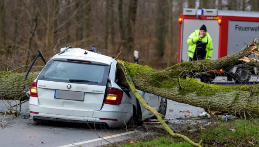 Γερμανία: Τρεις νεκροί από την κακοκαιρία «Υλένια» – Εκτεταμένα προβλήματα στις συγκοινωνίες
