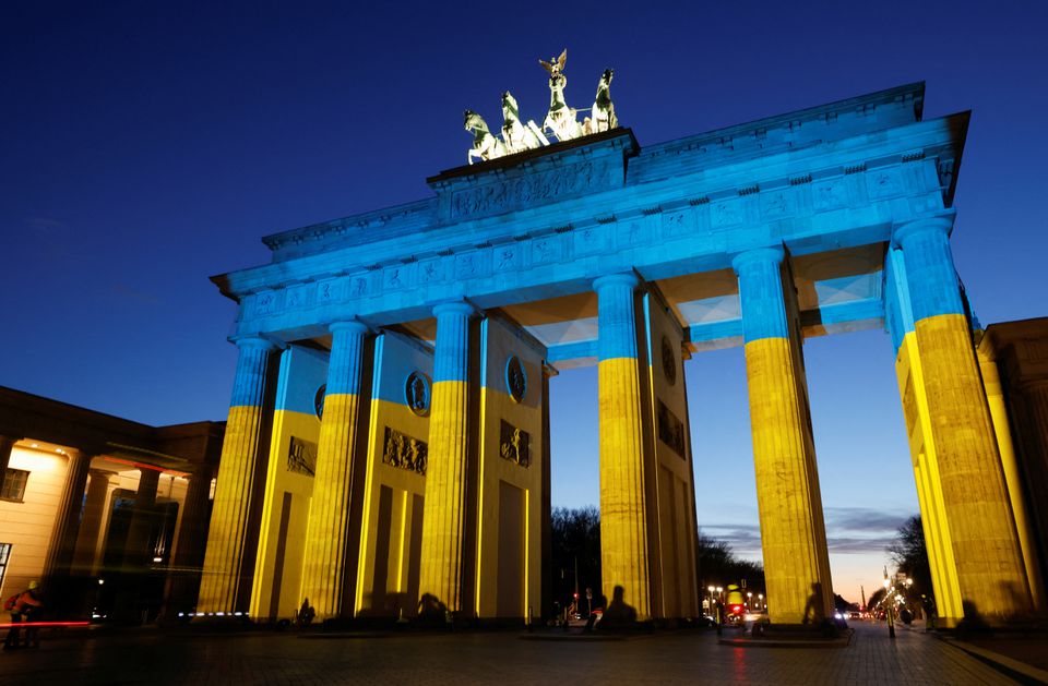 Στα χρώματα της ουκρανικής σημαίας φωτίστηκε το Βερολίνο και το Παρίσι