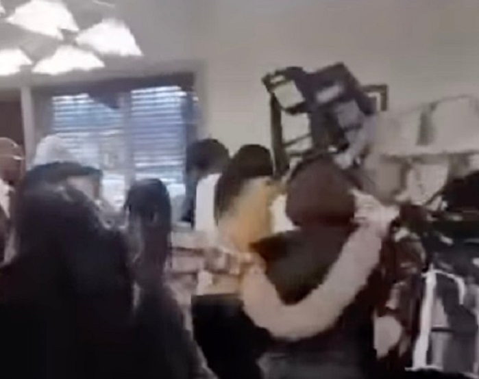 Χαμός σε εστιατόριο με μπουφέ – Τα έσπασαν όλα επειδή… τελείωσαν οι μπριζόλες