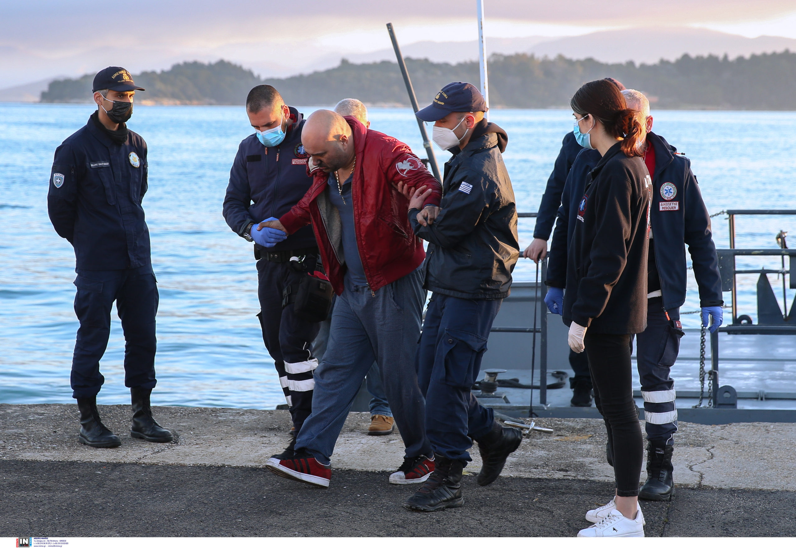 Φωτιά στο πλοίο Euroferry Olympia: Καρέ – καρέ η μεταφορά του τραυματία