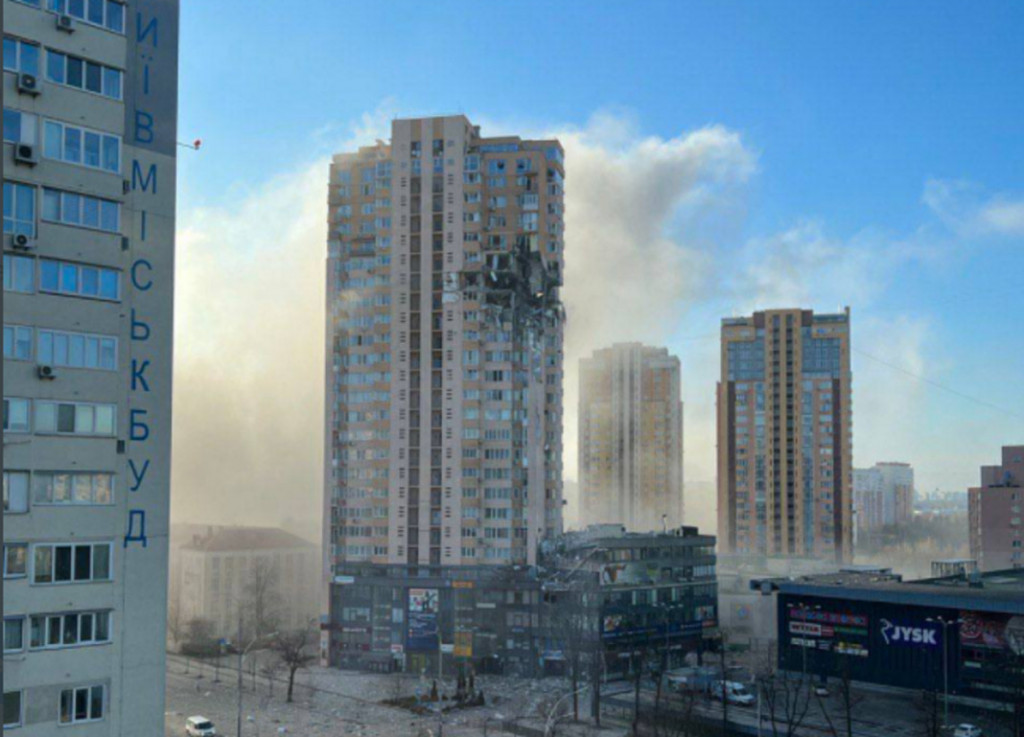 Πόλεμος στην Ουκρανία: Ρωσικός πύραυλος χτύπησε πολυκατοικία στο Κίεβο – Συγκλονιστικά ΒΙΝΤΕΟ