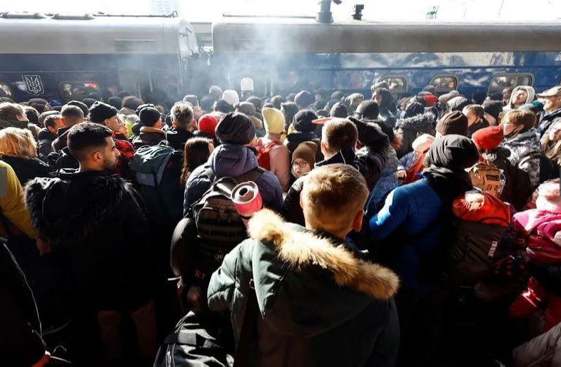 Ουκρανία: Προειδοποιητικά πυρά στον σιδηροδρομικό σταθμό του Κιέβου – Οι πολίτες ψάχνουν μέσο διαφυγής