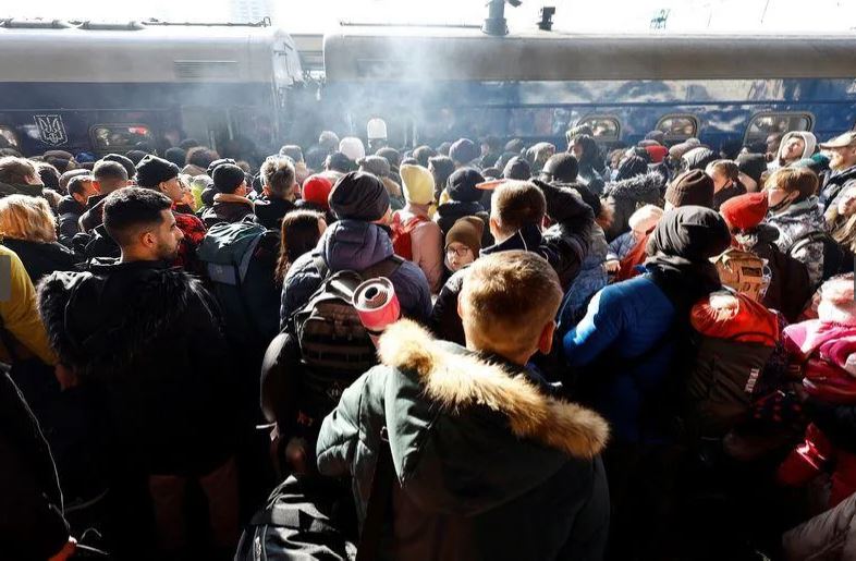 Ουκρανία: Προειδοποιητικά πυρά στον σιδηροδρομικό σταθμό του Κιέβου – Οι πολίτες ψάχνουν μέσο διαφυγής