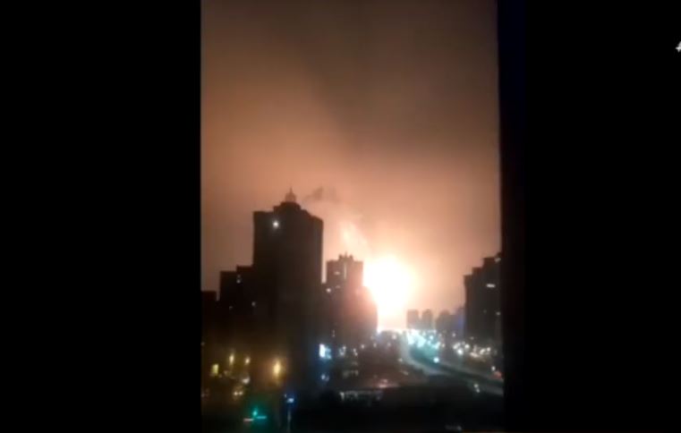 Εισβολή στην Ουκρανία: Νέες εκρήξεις στο Κίεβο – Η χώρα «αφέθηκε μόνη» είπε σε διάγγελμα ο Ζελένσκι