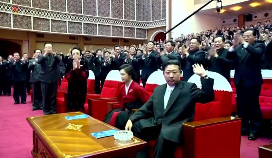 Κιμ Γιονγκ Ουν: Σπάνια δημόσια εμφάνιση με τη σύζυγό του