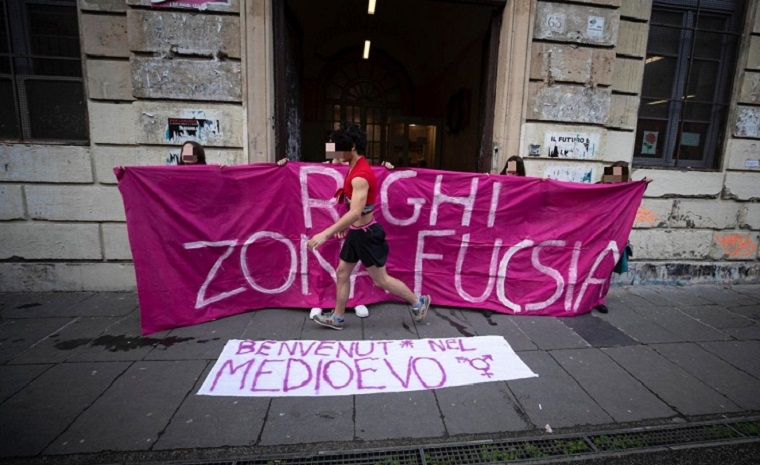 Ιταλία: Διαμαρτυρία μαθητών λυκείου με φούστες, σορτς και… ακάλυπτη κοιλιά