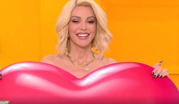 Αγνώριστη η Μπέττυ Μαγγίρα με ξανθό καρέ μαλλί