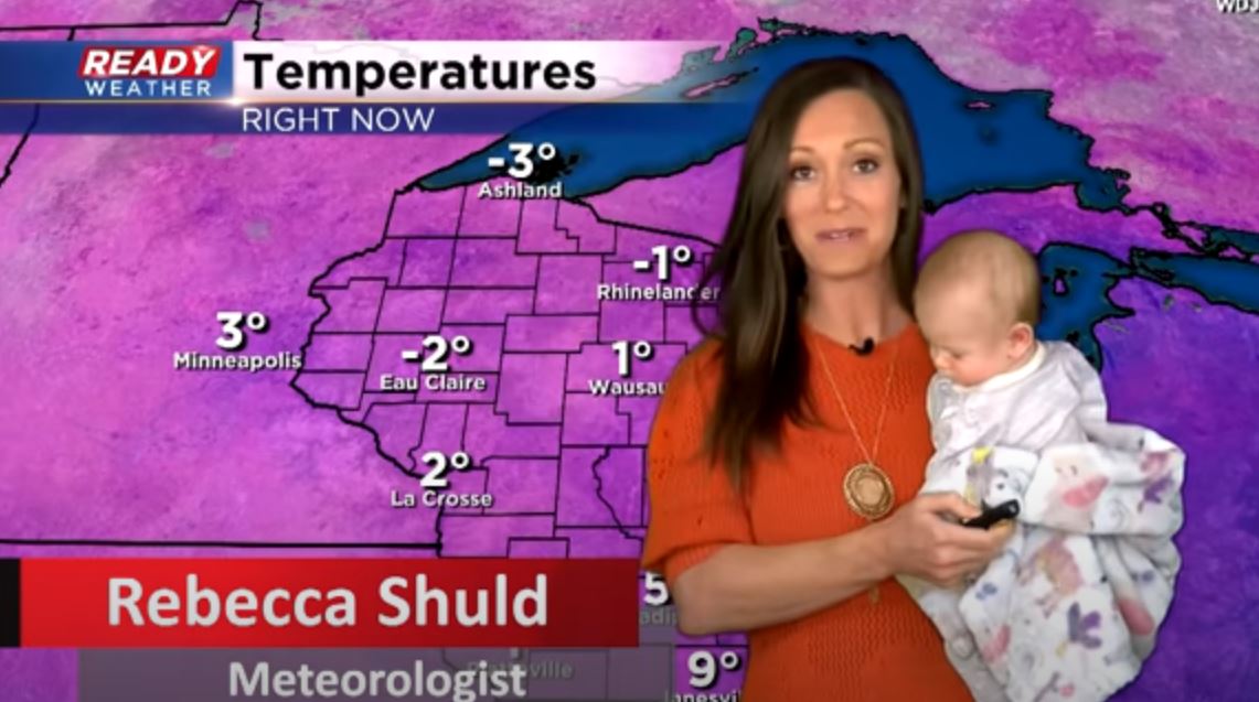 Τα απρόοπτα της τηλεργασίας – Μετεωρολόγος βγήκε στον “αέρα” με το μωρό στην αγκαλιά και έγινε viral