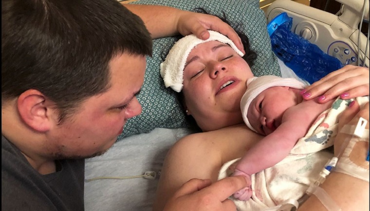 Το μωρό που γεννήθηκε στις 22/2/22 στις 2.22 το πρωί – Η συγκινητική ιστορία πίσω από τη γέννηση της Τζούντα Γκρέις