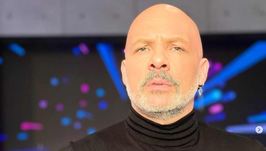 Νίκος Μουτσινάς: “Μαύρο σκοτάδι, κατάμαυρο σε μαύρο φόντο” – Απογοητευμένος με την αποφυλάκιση του Λιγνάδη