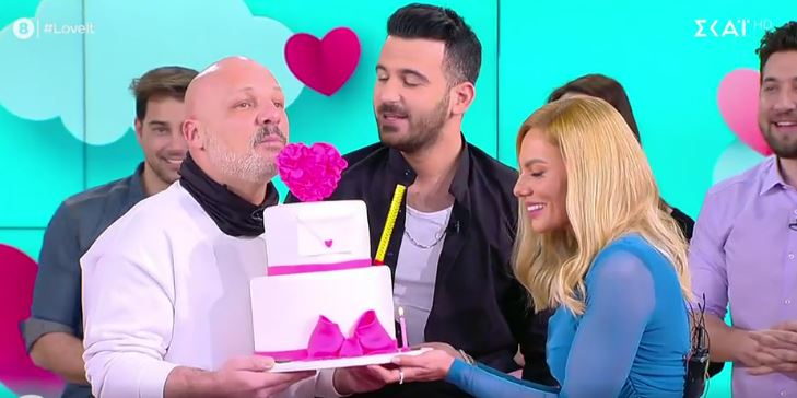 Ο Νίκος Μουτσινάς εισέβαλε με τούρτα στην εκπομπή της Ιωάννας Μαλέσκου