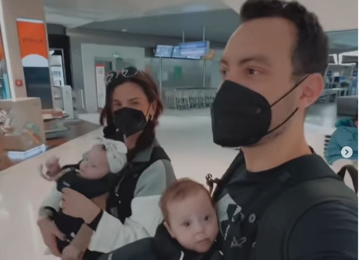 Χριστίνα Μπόμπα – Σάκης Τανιμανίδης: Πρώτο αεροπορικό ταξίδι με τα δίδυμα
