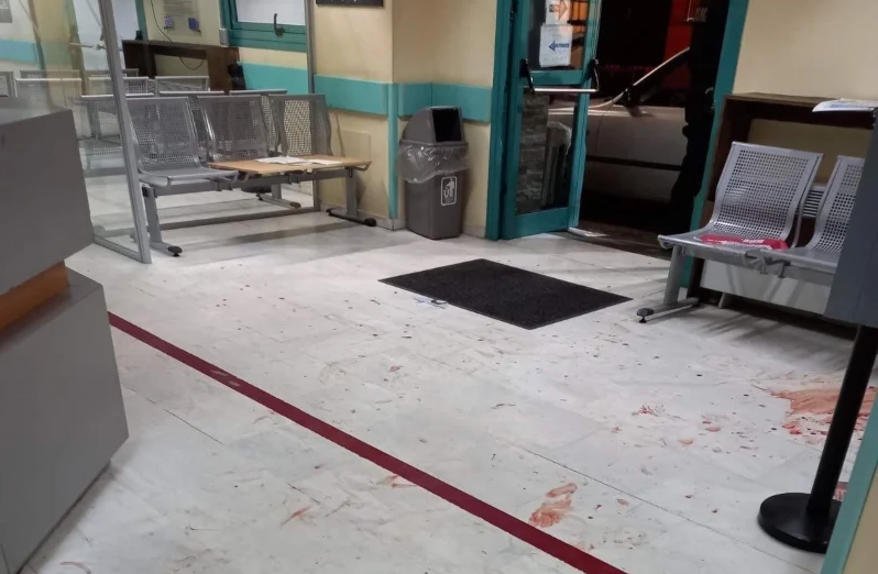 Νίκαια: Εισέβαλαν στο νοσοκομείο και τα έκαναν «γυαλιά καρφιά»