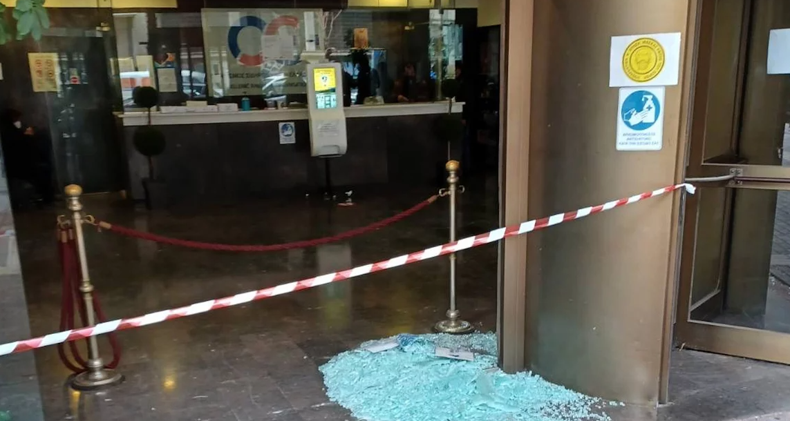 Έσπασαν με βαριοπούλες την τζαμαρία στην είσοδο του ΟΣΕ στην πλατεία Βάθη