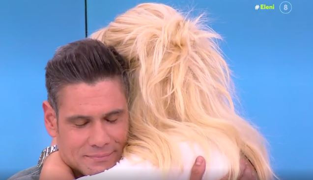 Συγκινημένος ο Δημήτρης Ουγγαρέζος στα γενέθλιά του – Η αγκαλιά από την Ελένη Μενεγάκη