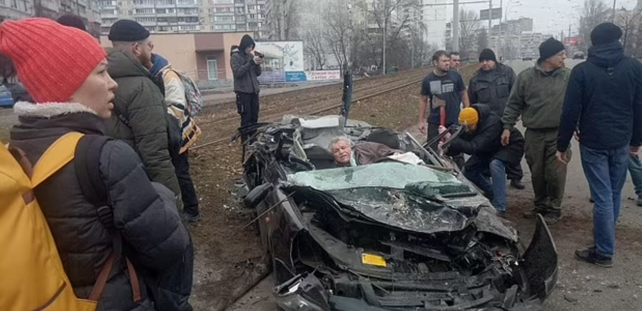 Σοκαριστικό περιστατικό στην Ουκρανία: Τανκ πέρασε πάνω από αυτοκίνητο – Από θαύμα γλίτωσε η οδηγός