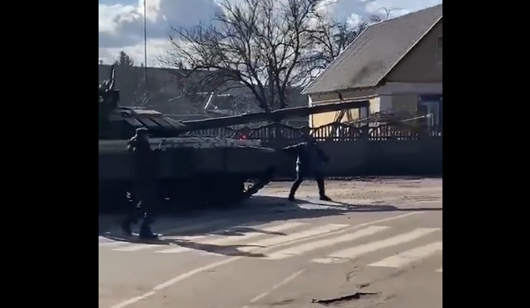 Ουκρανία: Το ΒΙΝΤΕΟ που συγκίνησε – Πολίτης μπαίνει μπροστά σε ρωσικό τανκ