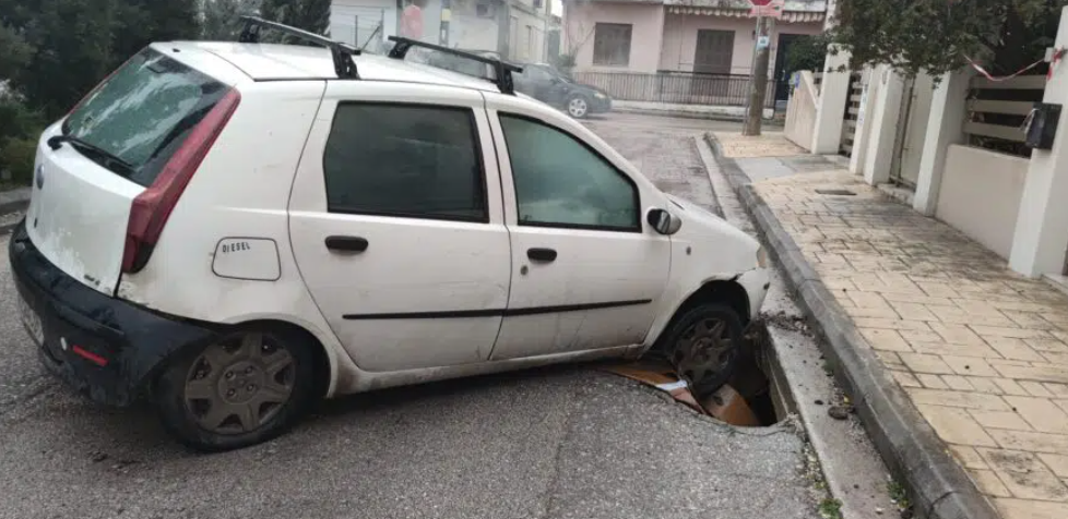 Πάτρα: Αυτοκίνητο έπεσε σε τεράστια τρύπα