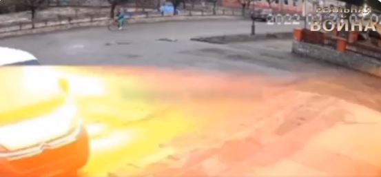 Πόλεμος στην Ουκρανία: Η σοκαριστική στιγμή που πύραυλος χτυπά ποδηλάτη (Σκληρές εικόνες)