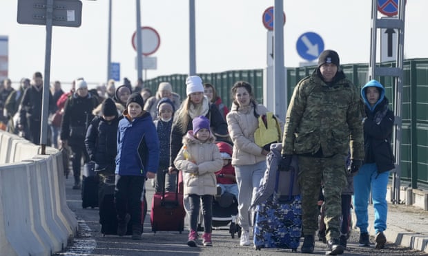 Πόλεμος στην Ουκρανία: 100.000 πρόσφυγες πέρασαν τα σύνορα της Πολωνίας