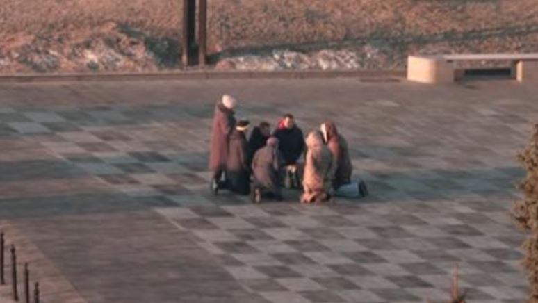 Ουκρανία: Συγκίνηση από την προσευχή των ανθρώπων στη μέση του δρόμου