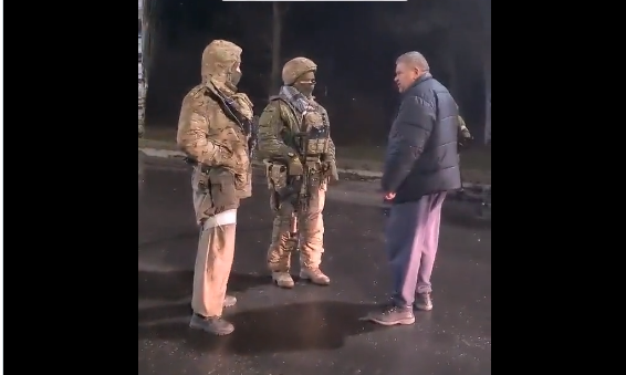 Ουκρανία: Άνδρας στη Μελιτόπολη κατσαδιάζει στρατιώτες – “Είμαι και εγώ Ρώσος, τι κάνετε σε αυτή τη χώρα;”