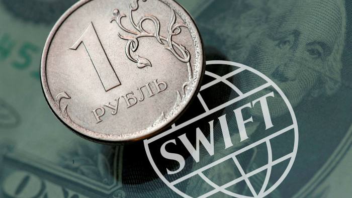 Ουκρανία: Η ΕΕ θέτει επτά ρωσικές τράπεζες εκτός SWIFT – Ποιες εξαιρέθηκαν
