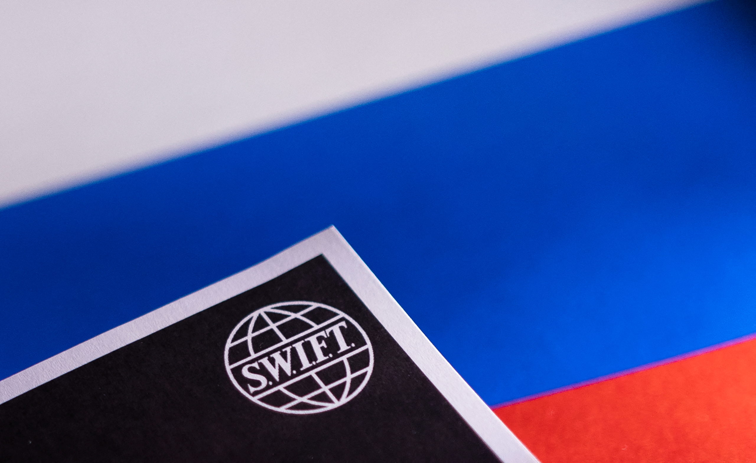 Τι είναι το SWIFT – Πώς θα επηρέαζε τη Ρωσία ο αποκλεισμός της