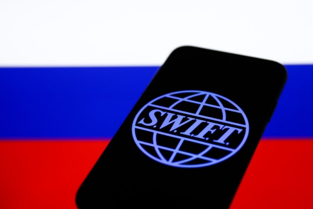 Πόλεμος στην Ουκρανία: “Ζήτημα ημερών” ο αποκλεισμός της Ρωσίας από το SWIFT