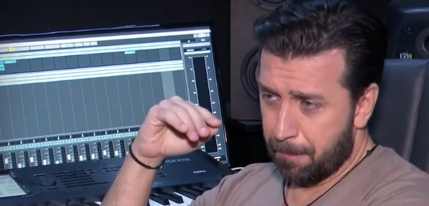 Θάνος Πετρέλης για Σάκη Ρουβά: “Δεν του ξέφυγε, βγήκε να πει τη γνώμη του καθαρά”