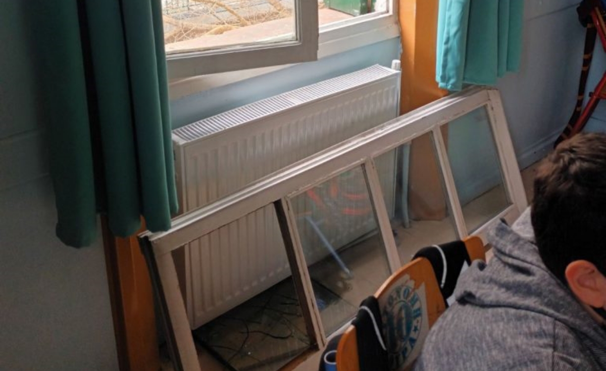 Θεσσαλονίκη: “Ξηλώθηκε” παράθυρο σε σχολείο και έπεσε δίπλα σε μαθητές