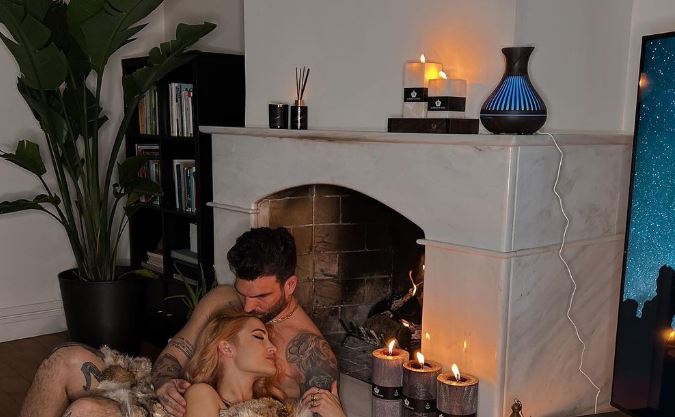 Ιωάννα Τούνη και Δημήτρης Αλεξάνδρου γυμνοί μπροστά στο τζάκι