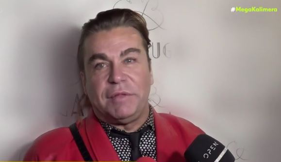 Τρύφωνας Σαμαράς: Νυχτερινή έξοδος με ρούχο της μαμάς του Νίκου Κοκλώνη