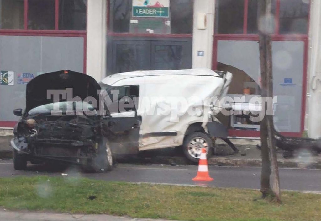 Σοβαρό τροχαίο στον Βόλο – Σφοδρή σύγκρουση αυτοκινήτου με βανάκι