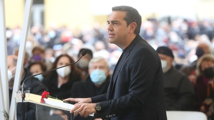 Μίμης Δαρειώτης: Το τελευταίο “αντίο” με ένα κόκκινο γαρύφαλλο- Ο επικήδειος από τον Αλέξη Τσίπρα